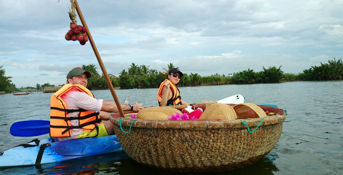 Hoi An Kayaking with Floating Bar Tour